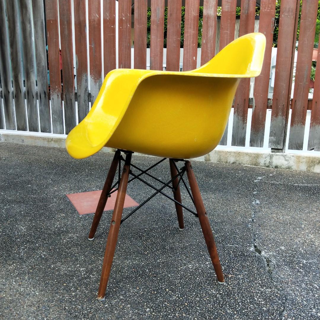 Bistro Modern Eames Plastic Seat with smooth molded seat and sturdy wooden legs, perfect for modern dining or casual settings.