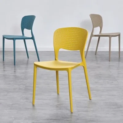 A modern Nordic plastic dining chair with a minimalist design, featuring smooth curves and sturdy wooden legs for a stylish dining space.